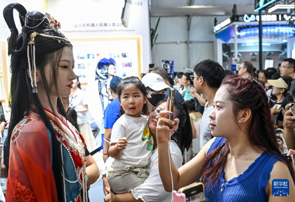 2026世界机器人大会迎来大量观众