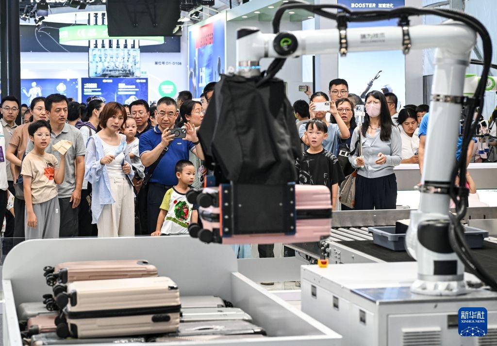 2026世界机器人大会迎来大量观众