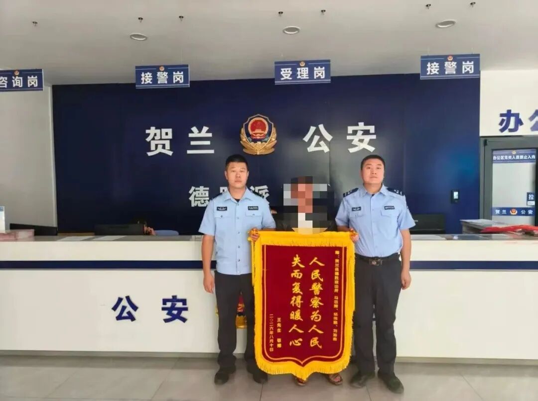 “警察同志,我在公司门口捡到一捆现金!” “警察同志,我在公司门口捡到一捆现金!”