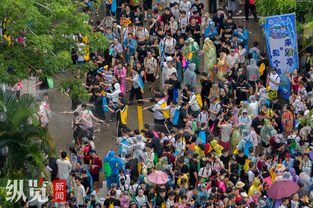 通报 | 水枪灌白酒喷洒他人?公安机关已介入! 通报 | 水枪灌白酒喷洒他人?公安机关已介入!