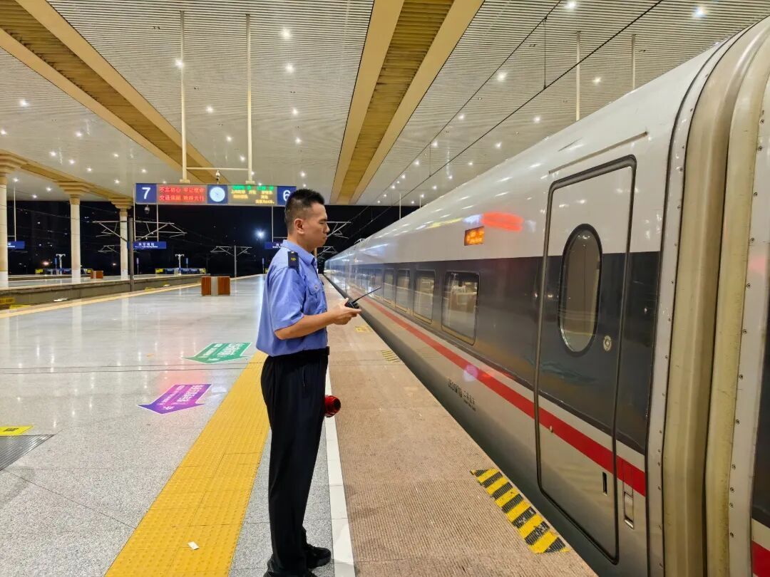 铁路南京站:8月24日凌晨增开G4072次列车 铁路南京站:8月24日凌晨增开G4072次列车