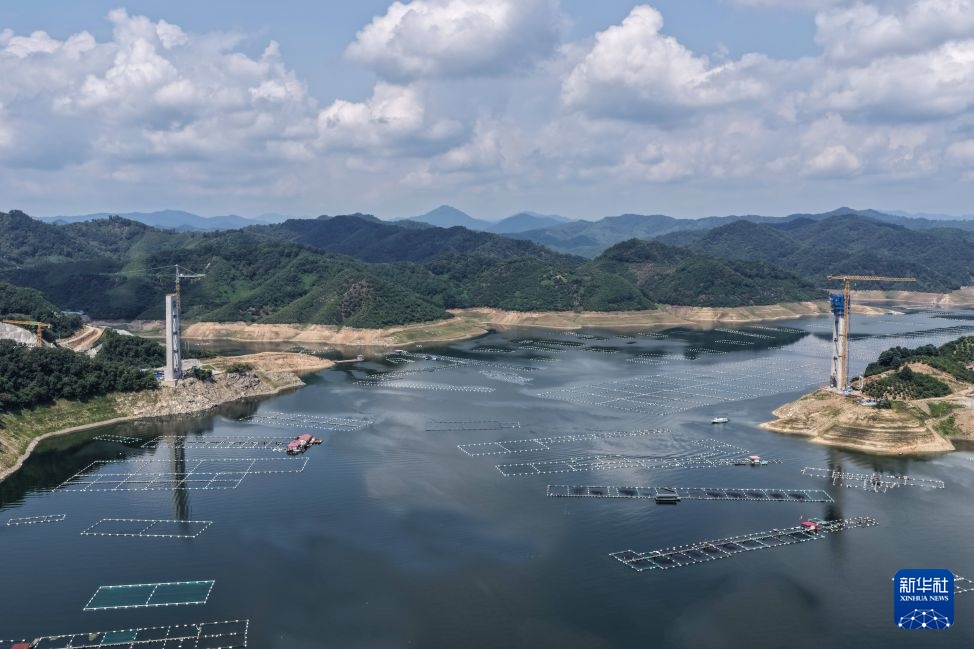 G331国道大久才江口特大桥主塔全部封顶 G331国道大久才江口特大桥主塔全部封顶