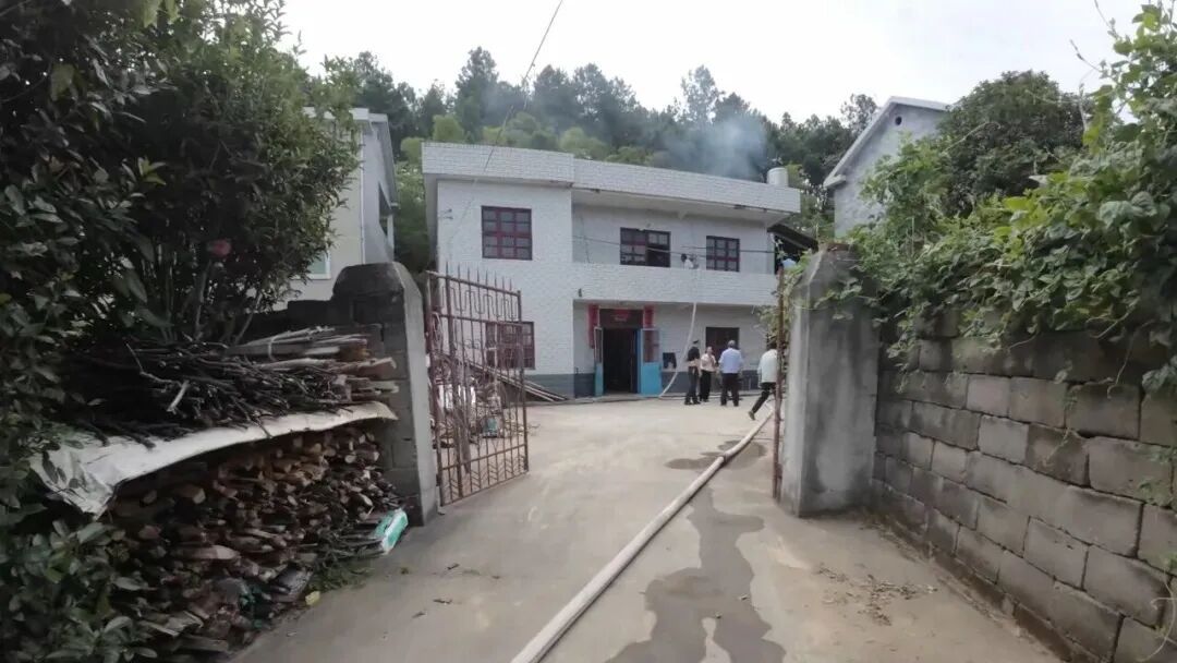 4岁男孩把它扔进热水壶，却将外婆“炸”进医院，惨遭“毁容”！消防提醒→