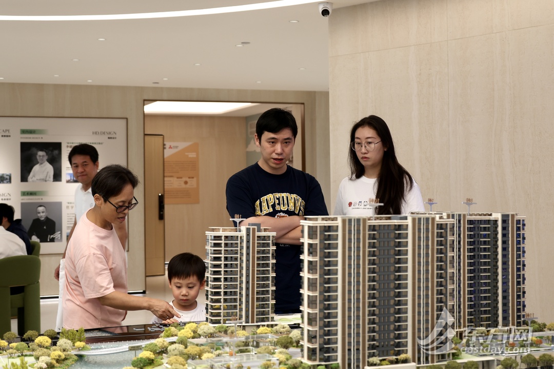 “沪八条”落地后首个周末:外环外楼盘迎来看房热 “沪八条”落地后首个周末:外环外楼盘迎来看房热