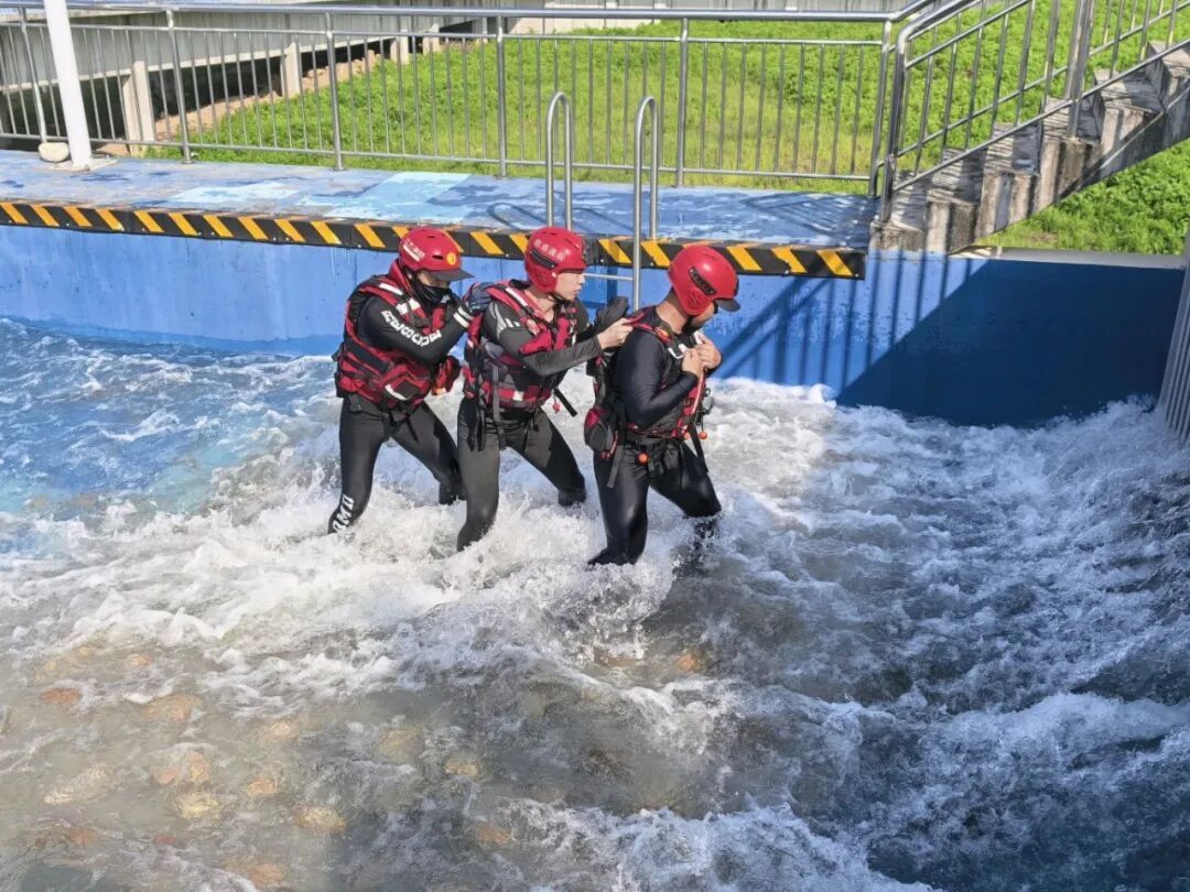 激流、风浪、漩涡……原来，消防员这样练水域救援！