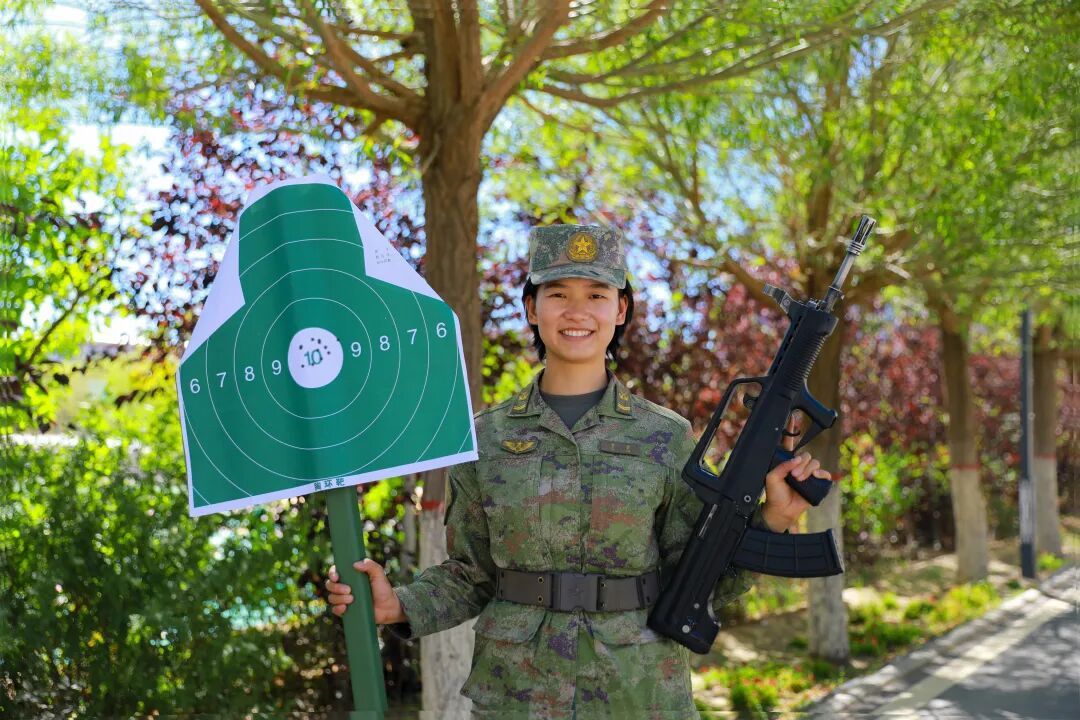 全场唯一女兵,拿下第一! 全场唯一女兵,拿下第一!