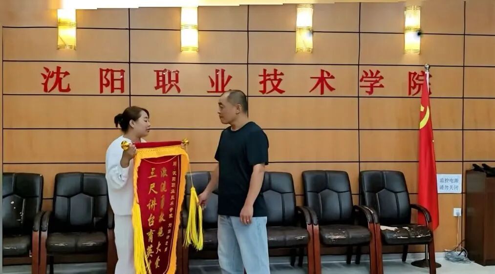 不会游泳的大学老师 用一根鱼竿救了两条命 不会游泳的大学老师 用一根鱼竿救了两条命