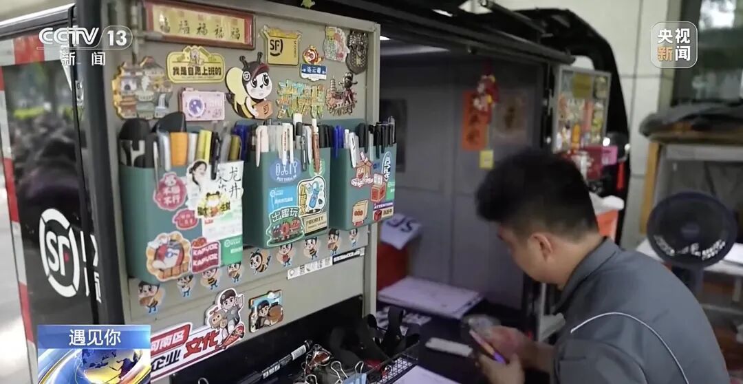 这位快递小哥的“移动工位”,火了! 这位快递小哥的“移动工位”,火了!
