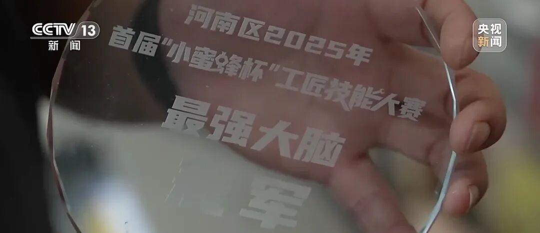 这位快递小哥的“移动工位”,火了! 这位快递小哥的“移动工位”,火了!