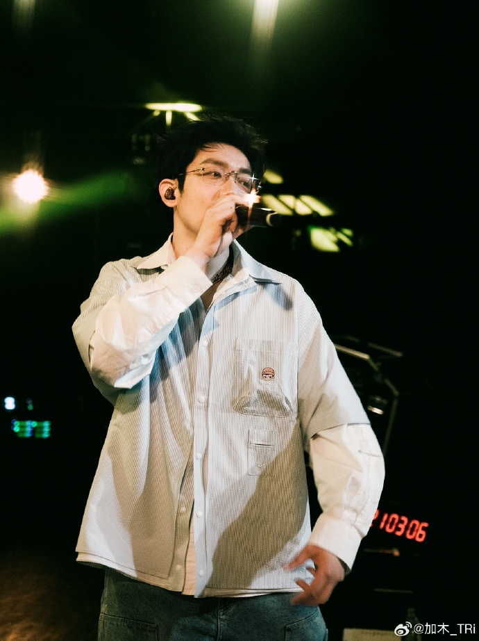 男歌手乘网约车遭遇严重车祸,发文提醒 男歌手乘网约车遭遇严重车祸,发文提醒