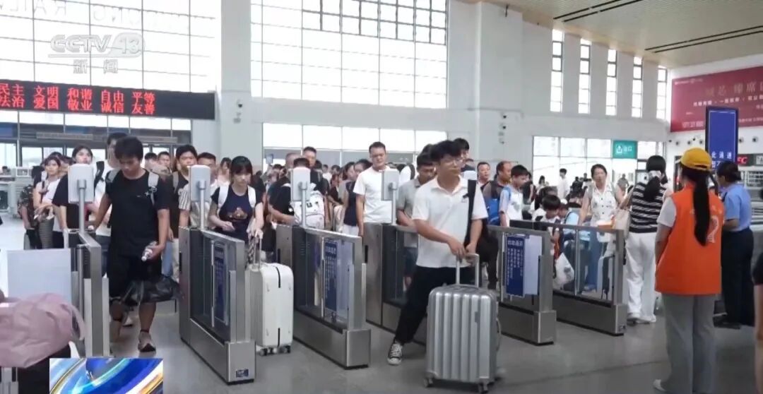 “旅客买票占座放零食”,国铁集团进一步回应 “旅客买票占座放零食”,国铁集团进一步回应