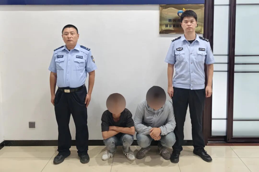 “有人在这装摄像头,不对劲!” “有人在这装摄像头,不对劲!”