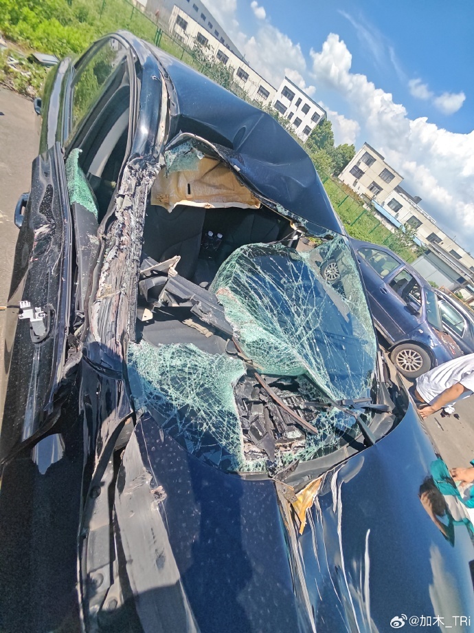 男歌手坐网约车遭遇严重车祸，画面曝光！