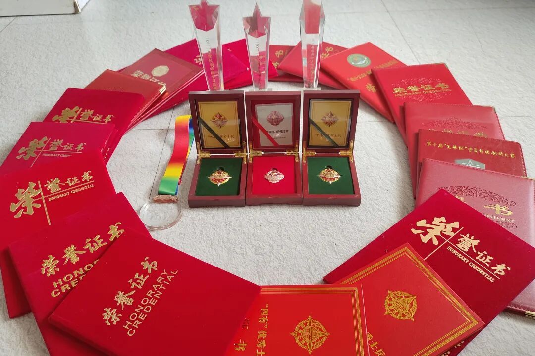 全场唯一女兵,拿下第一! 全场唯一女兵,拿下第一!