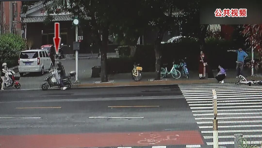 北京街头一男子闯灯撞人后逃逸，伤者倒地后颅骨骨折、脑出血……
