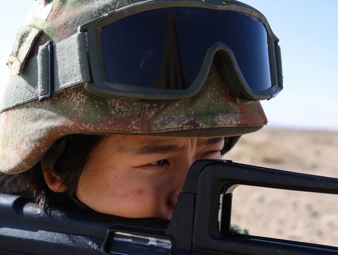 全场唯一女兵,拿下第一! 全场唯一女兵,拿下第一!