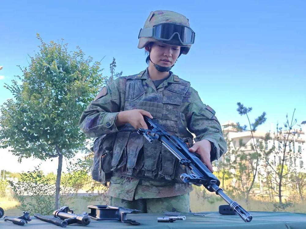 全场唯一女兵 拿下自动步枪射击课目第一名！