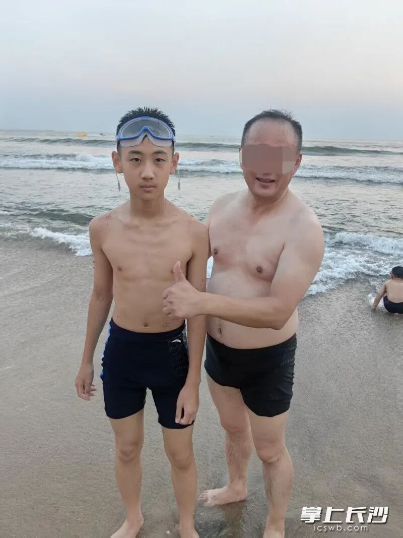长沙14岁少年广东惠州海中救下一家三口，拼尽全力踏浪拖拽二十余米，当地认定见义勇为
