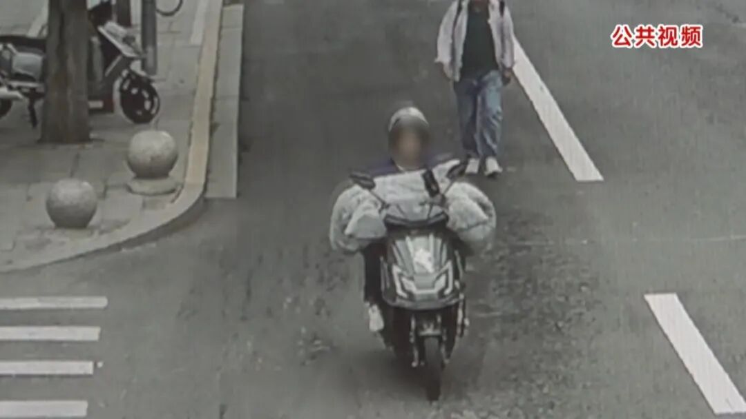 北京一男子闯灯撞人后逃逸,理由是急着上班! 北京一男子闯灯撞人后逃逸,理由是急着上班!