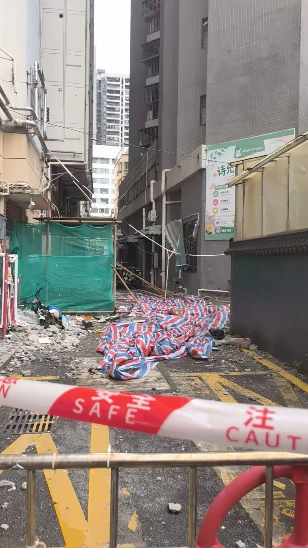 深圳一大厦因多日降雨,17层外墙大面积坠落,砸毁多辆电动车!官方:无人伤亡 深圳一大厦因多日降雨,17层外墙大面积坠落,砸毁多辆电动车!官方:无人伤亡
