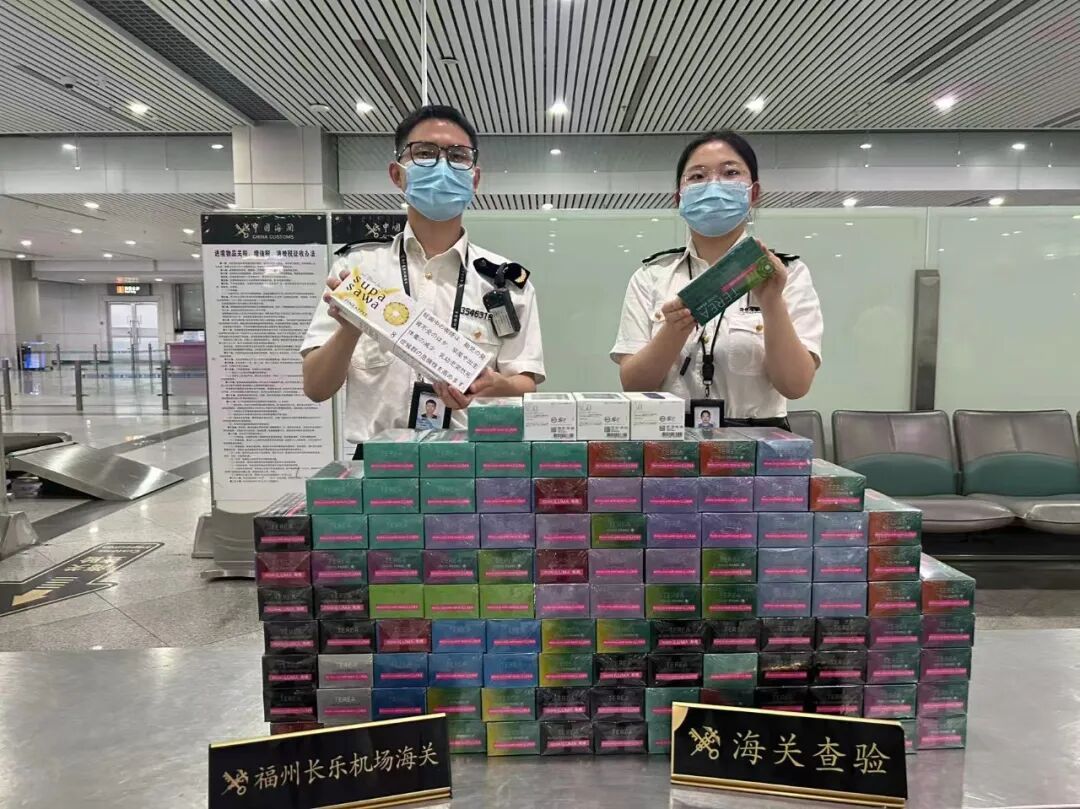 福州海关查获!一旅客行李中藏了22000支卷烟…… 福州海关查获!一旅客行李中藏了22000支卷烟……
