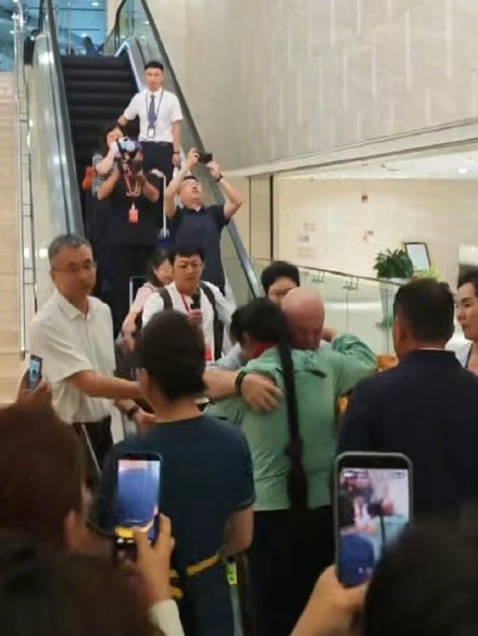 终于见面了！殷玉珍和“赛考斯”重逢，相拥落泪