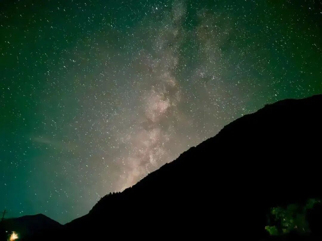 浙江男子与妻子吵架后，让AI“量身定制”看流星雨散心路线，深夜被困山上，消防提醒