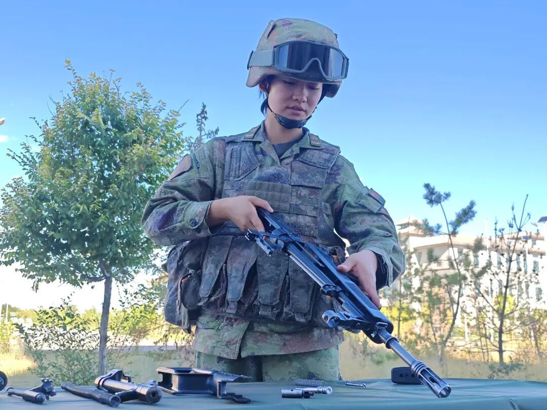 全场唯一女兵,拿下第一! 全场唯一女兵,拿下第一!