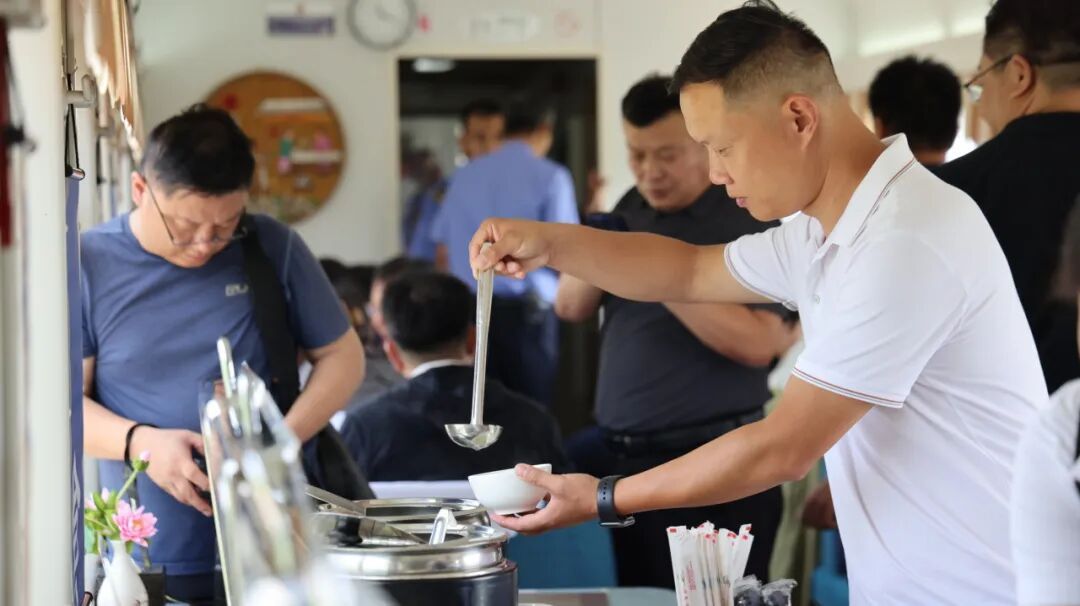 济南与深圳间开行的火车上，能吃自助餐了