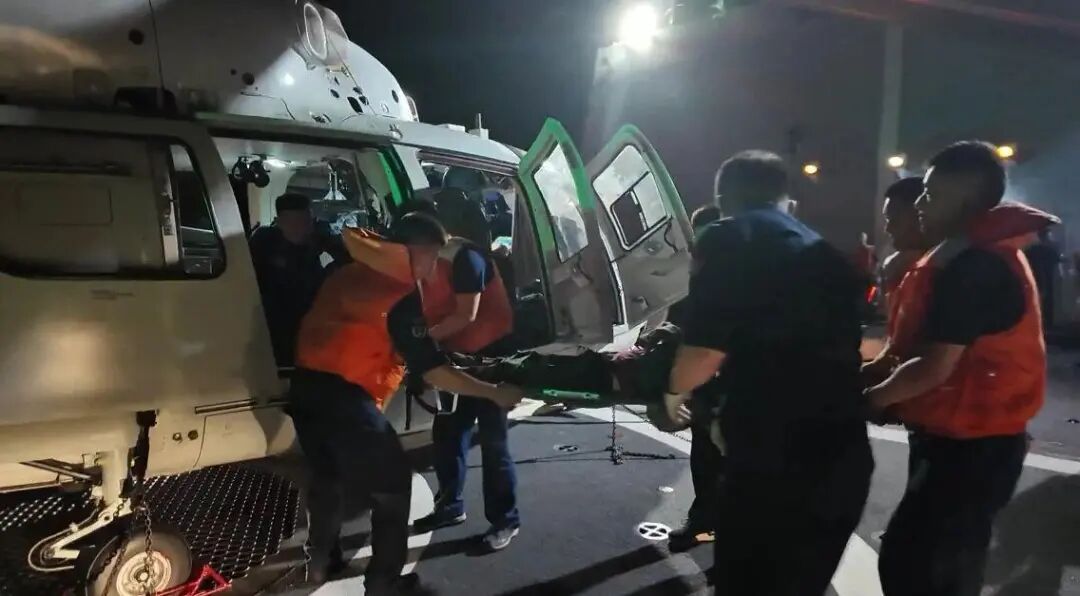浙江一渔船上有渔民受伤，郑州舰、南通舰、千岛湖舰、舰载直升机出动！