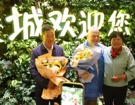 终于见面了！殷玉珍和“赛考斯”重逢，相拥落泪