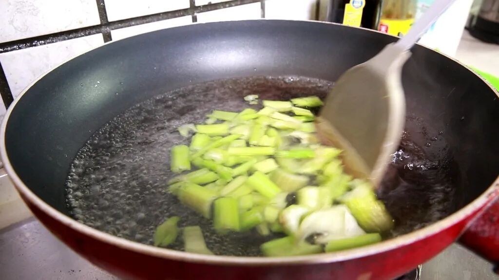 焯水不是简单煮一下!这6类必须焯水的食物,你可能一直都没焯对 焯水不是简单煮一下!这6类必须焯水的食物,你可能一直都没焯对