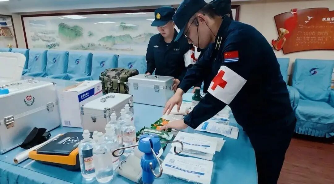 浙江一渔船上有渔民受伤，郑州舰、南通舰、千岛湖舰、舰载直升机出动！
