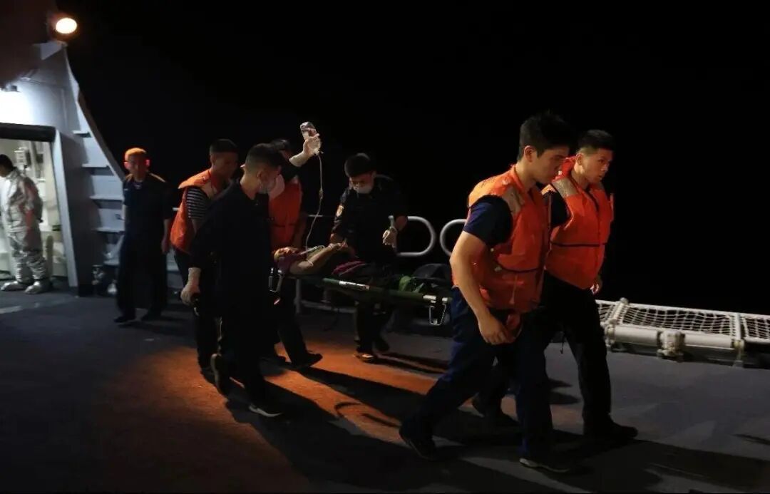 海上传来求救电报：有人小臂断肢、流血不止！东部战区出动战舰、舰载直升机