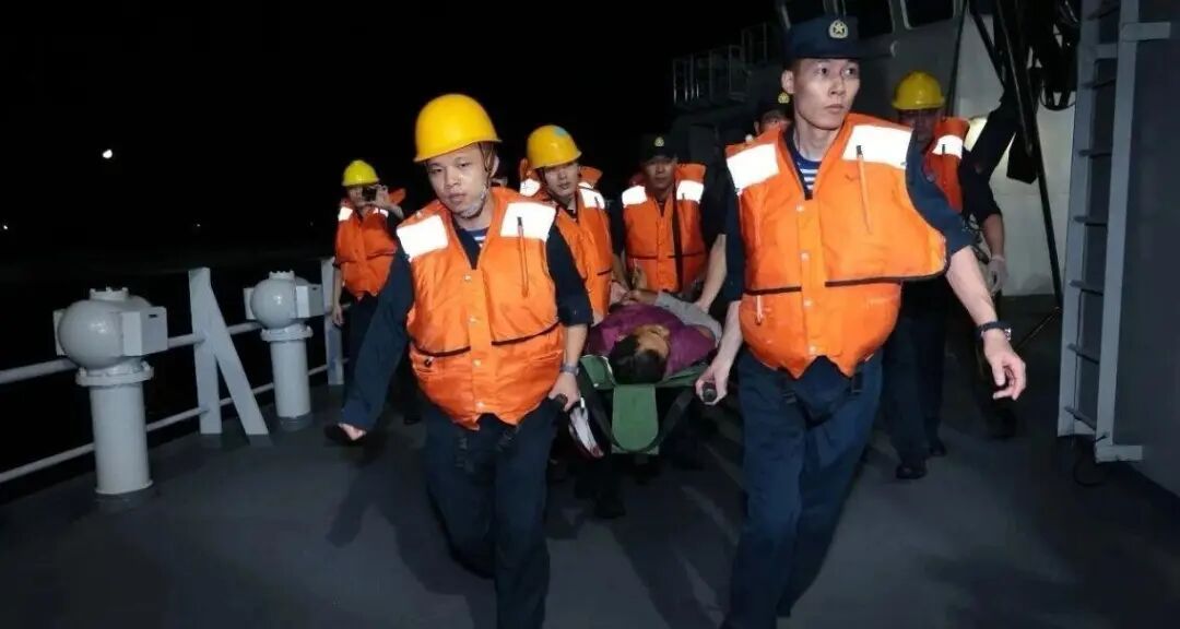 浙江一渔船上有渔民受伤，郑州舰、南通舰、千岛湖舰、舰载直升机出动！