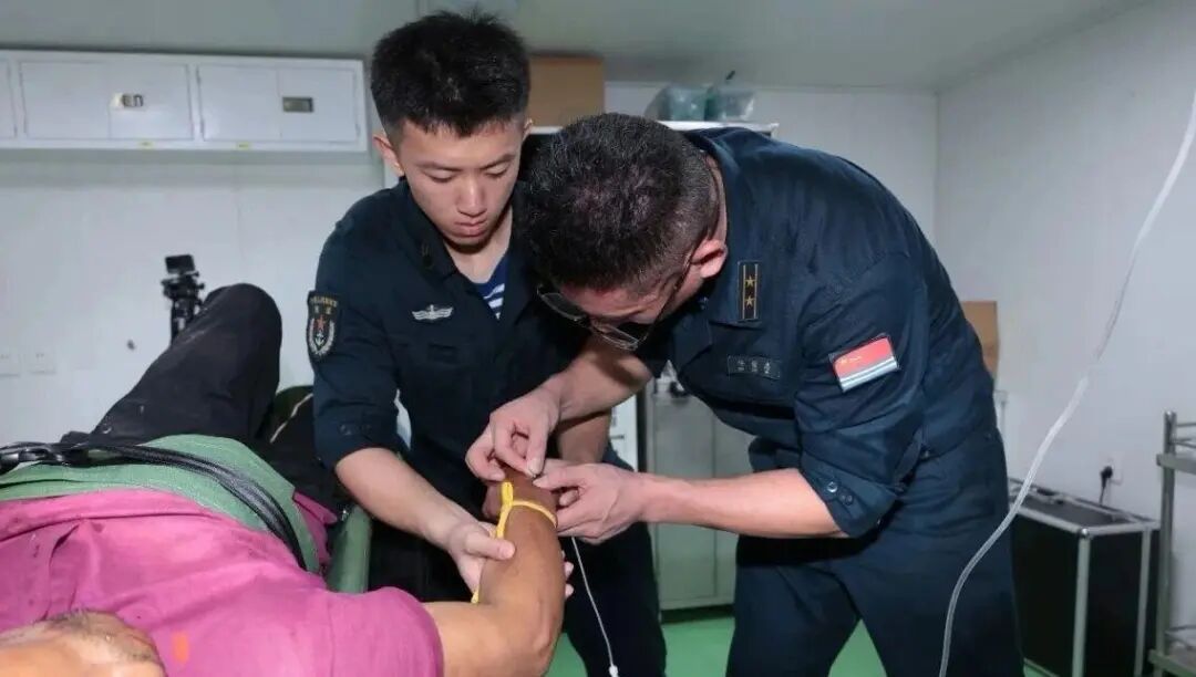 海上传来求救电报：有人小臂断肢、流血不止！东部战区出动战舰、舰载直升机