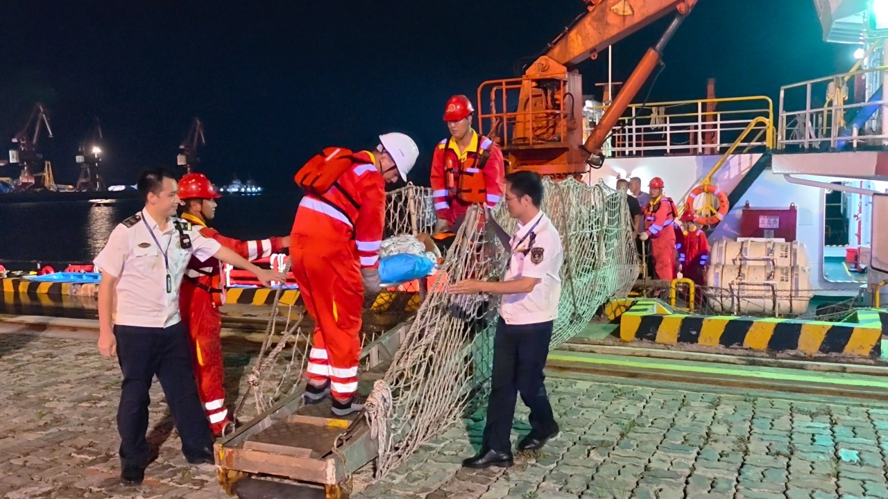 海陆接力，他们台风夜紧急转运多名重症患者