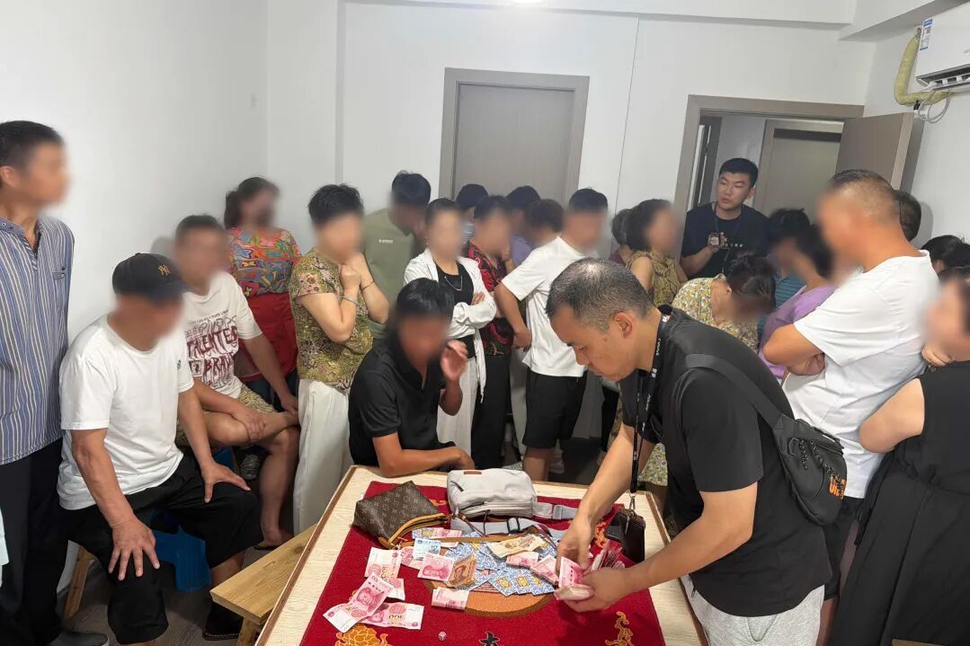 “团灭”!浙江一居民楼内,36人被当场带走 “团灭”!浙江一居民楼内,36人被当场带走