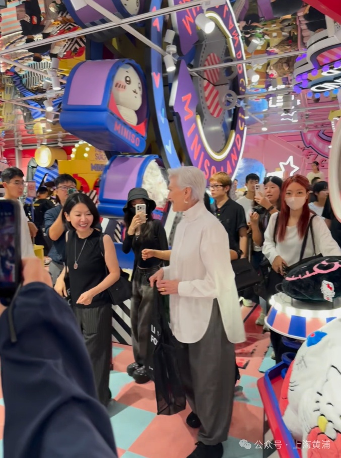 在上海偶遇“全球首富”的妈妈!网友:没想到,我们还是“同担”! 在上海偶遇“全球首富”的妈妈!网友:没想到,我们还是“同担”!