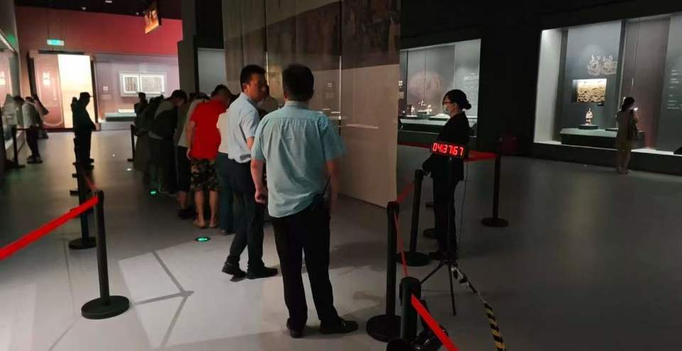 国宝名画亮相浙江，有人看五分钟不走，有人排六小时没见到，浙江省博物馆：改为分组看