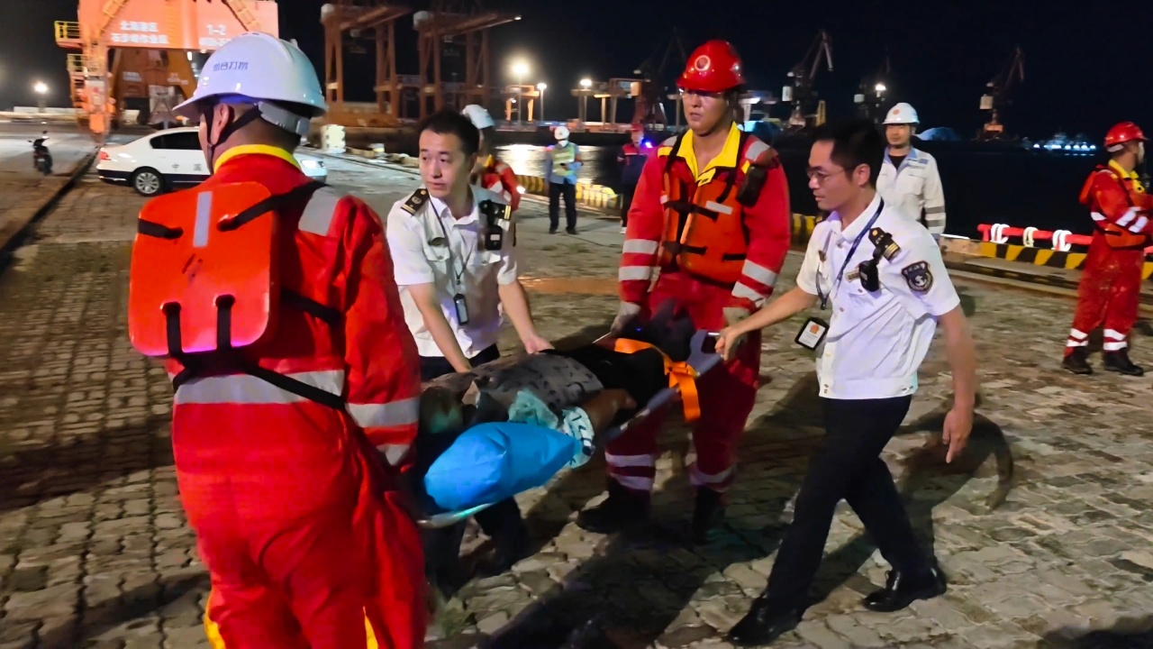 海陆接力，他们台风夜紧急转运多名重症患者