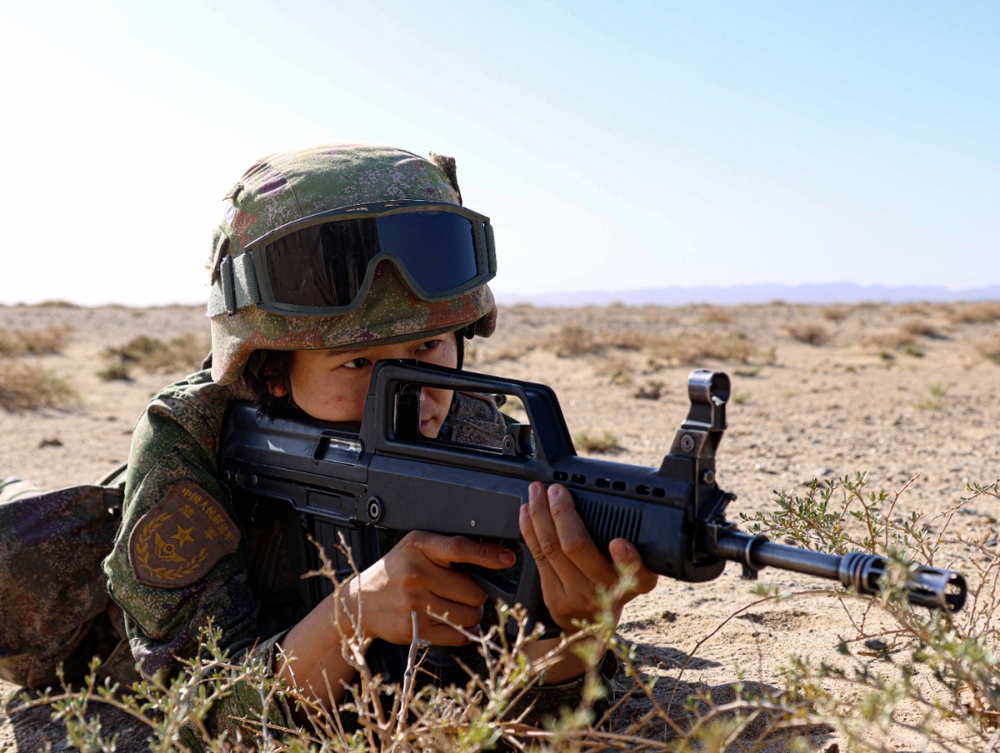 全场唯一女兵 拿下自动步枪射击课目第一名！