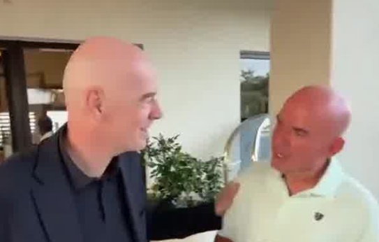 被光头记者追问是否背叛了足球 因凡蒂诺：你的发型不错，咱们理发店见