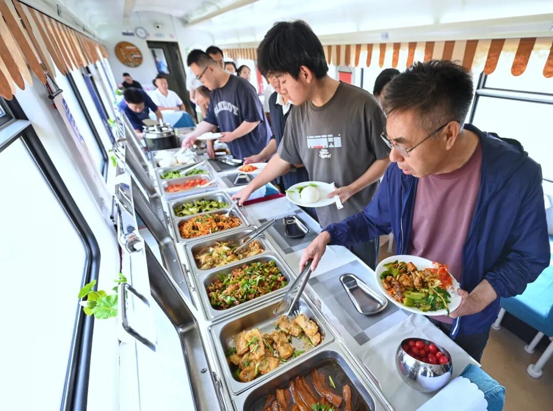 济南与深圳间开行的火车上，能吃自助餐了
