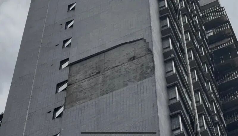 深圳一大厦因多日降雨,17层外墙大面积坠落,砸毁多辆电动车!官方:无人伤亡 深圳一大厦因多日降雨,17层外墙大面积坠落,砸毁多辆电动车!官方:无人伤亡