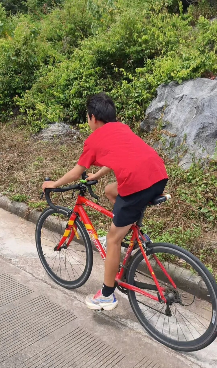 广西13岁少年34天骑行2000多公里进藏,以车轮丈量高原天路,“没有白爬的坡,没有白吃的苦” 广西13岁少年34天骑行2000多公里进藏,以车轮丈量高原天路,“没有白爬的坡,没有白吃的苦”