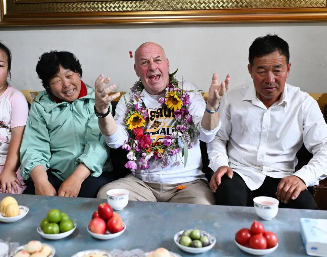 时隔26年,“赛考斯”再次走进殷玉珍家,共续跨国治沙情谊 时隔26年,“赛考斯”再次走进殷玉珍家,共续跨国治沙情谊