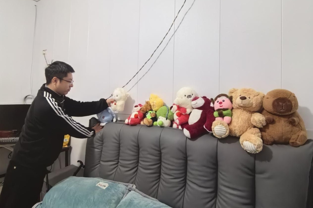 诊室抽屉里常年备着零钱，这位拄拐医生的“秘密”藏不住了