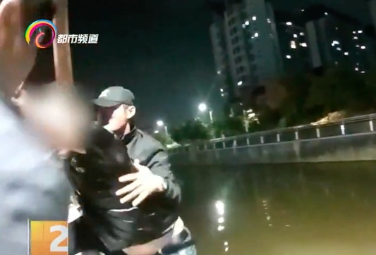 险象环生!昆明一男子深夜坠入宝象河!紧要关头,男子剧烈挣扎扯破救生圈…… 险象环生!昆明一男子深夜坠入宝象河!紧要关头,男子剧烈挣扎扯破救生圈……
