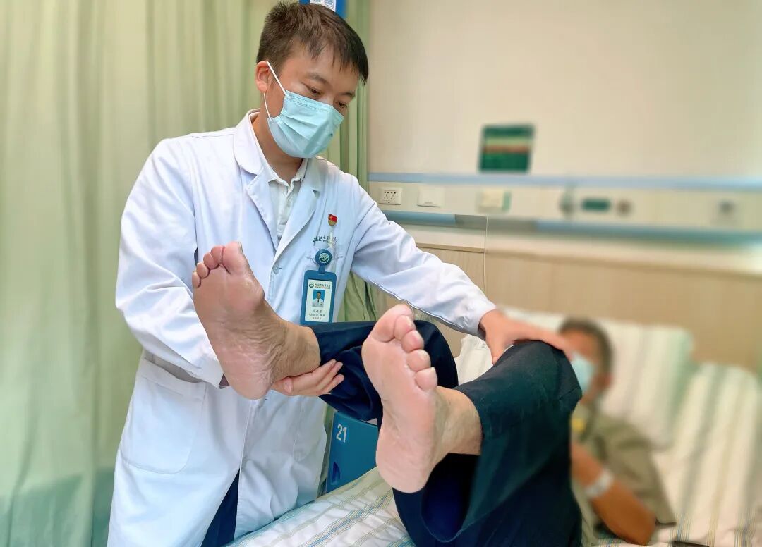 64岁男子江中游泳突发脑梗昏迷，原来是颈动脉斑块脱落所致